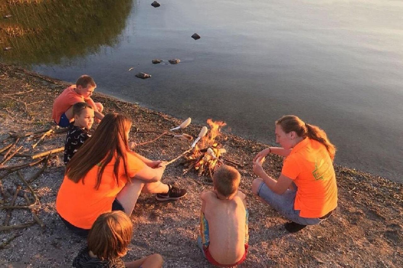 Chalet Op Camping Lauwersoog Met 3 Slaapkamers En Vaatwasser - Joycasa المظهر الخارجي الصورة